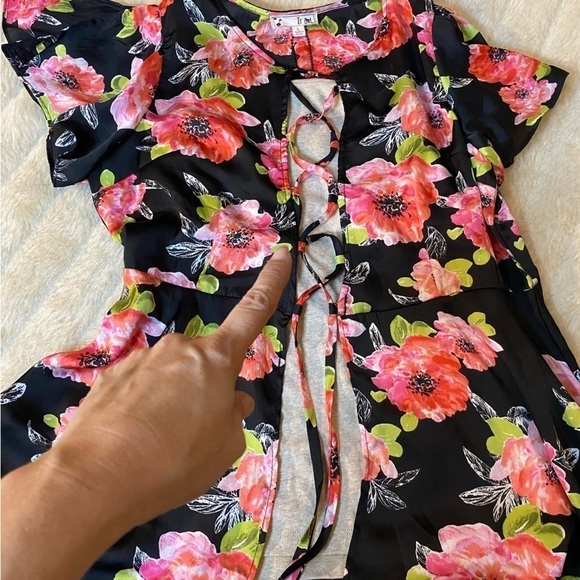 IT Girl Floral Top cut out/ open front - Picture 3 of 7